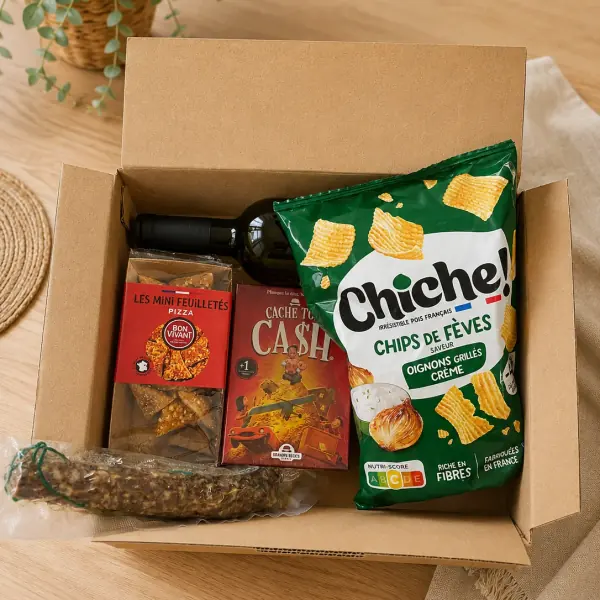 Une box ouverte : chips de fèves Chiche!, le jeu Cache ton cash, des mini feuilletés et un saucisson