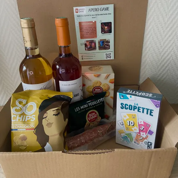Une box avec deux bouteilles, le jeu La Scopette, des chips So Chips et des mini feuilletés