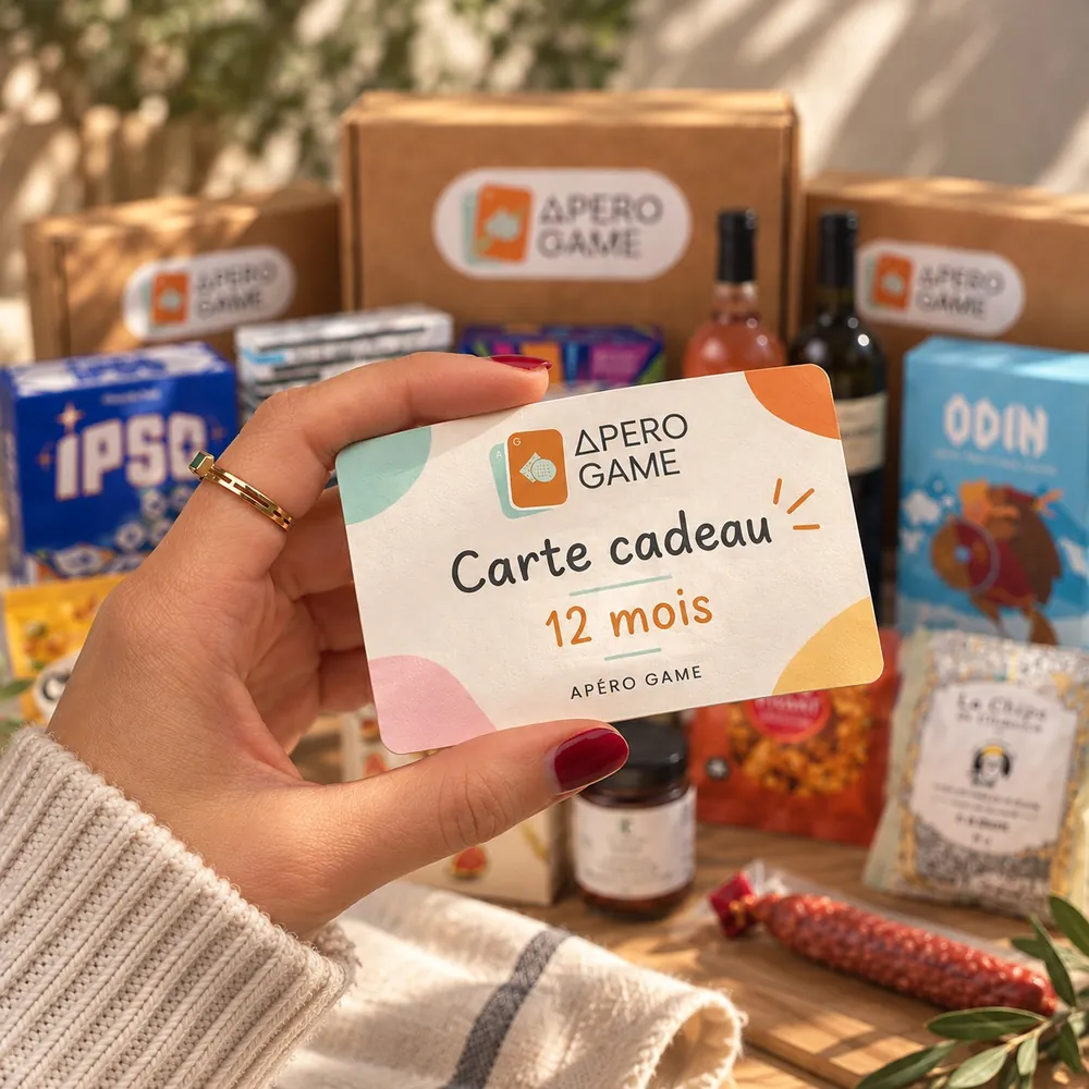 Une carte cadeau Apero Game 12 mois tenue en main, devant des box, des jeux et des produits apéritifs