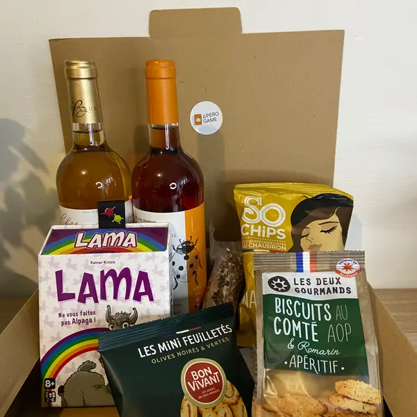 Une box de janvier avec alcool : le jeu Lama, deux bouteilles, des chips So Chips et des biscuits au comté