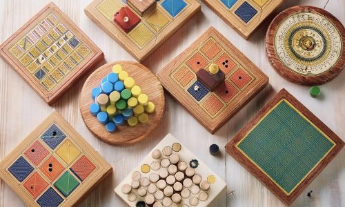 Plusieurs jeux de société posé sur une table claire