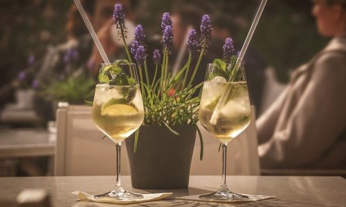 Photo de 2 verres d'apéritif avec bouquet de fleur